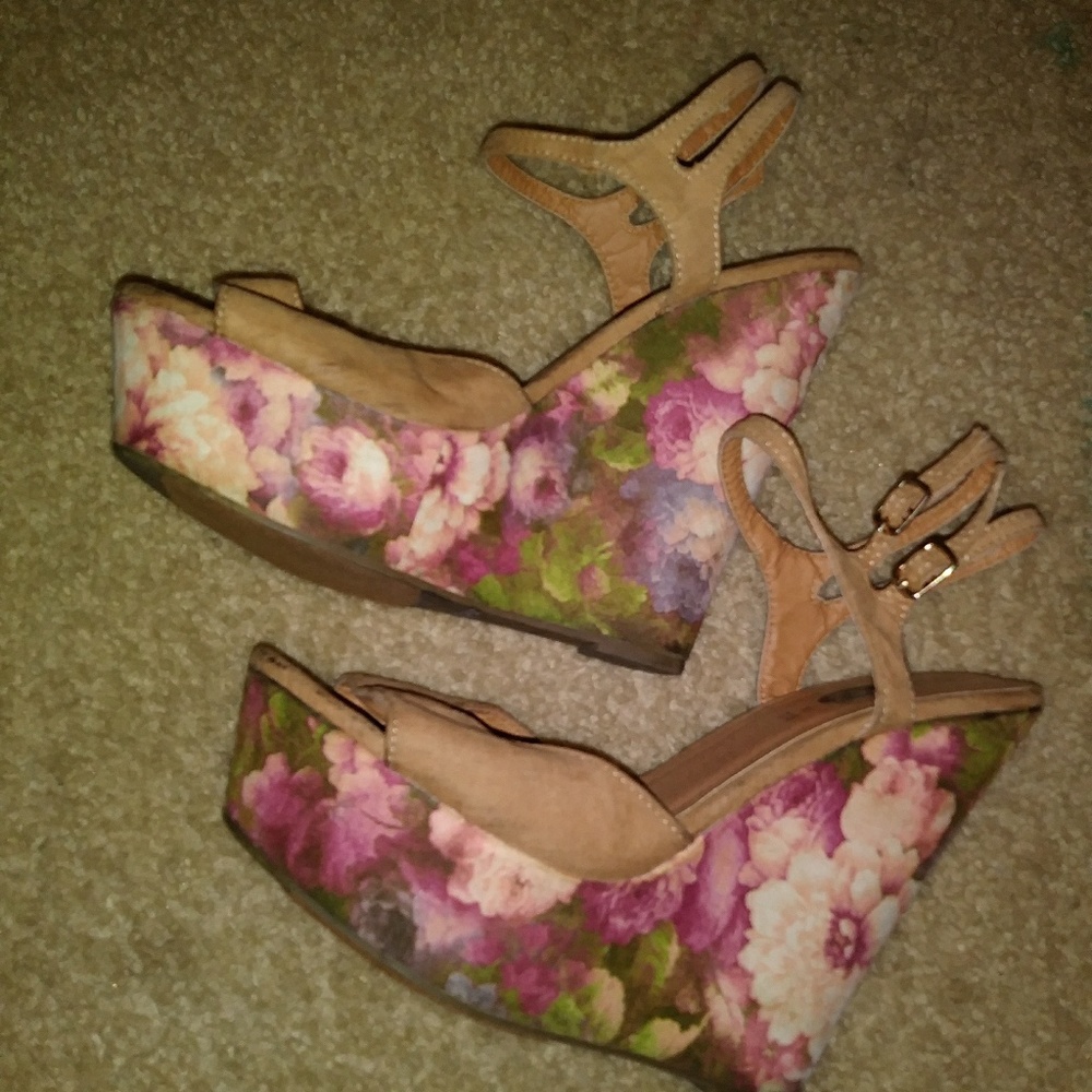 Rue 21 Flower wedges